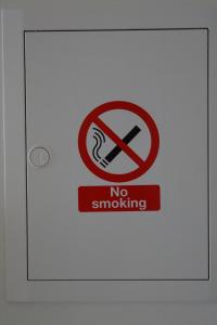 a sign that says no smoking on a wall at Kokon Apartments in Leipzig