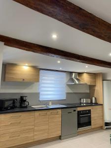 Kuchyň nebo kuchyňský kout v ubytování Maison individuelle à Chanac 2 Chambres 1 canapé lit Wifi Gratuit