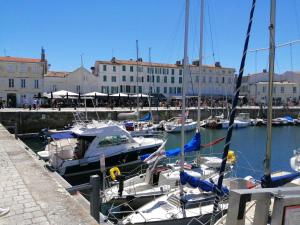 Foto dalla galleria di Appartement élégant avec vue sur le port a Saint-Martin-de-Ré
