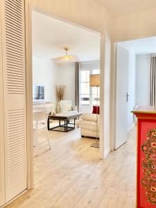 a living room with a table and a dining room at Appartement élégant avec vue sur le port in Saint-Martin-de-Ré