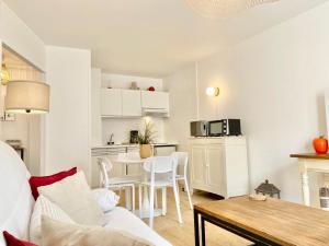 Zdjęcie z galerii obiektu Appartement élégant avec vue sur le port w mieście Saint-Martin-de-Ré