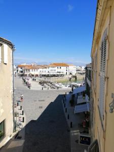 Foto dalla galleria di Appartement élégant avec vue sur le port a Saint-Martin-de-Ré