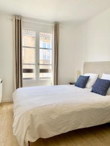 מיטה או מיטות בחדר ב-Appartement élégant avec vue sur le port