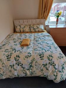 The Cosy 2 bedroom flat, sleeps 6 في Hebburn: سرير عليه بطانيه ومخدات