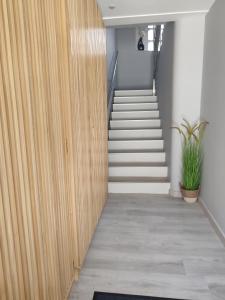 a hallway with a wooden door and stairs at Apartamento TerradeAugas3 in Caldas de Reis