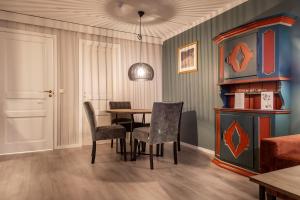 a dining room with a table and chairs at Bergo Leiligheter in Beitostøl