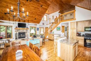 Dapur atau dapur kecil di Northwoods Getaway