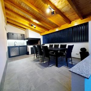 Kuchyňa alebo kuchynka v ubytovaní Luxury Garden Penthouse *MK*