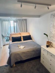 een slaapkamer met een groot bed en een dressoir bij Old Town Apartment in Gdańsk
