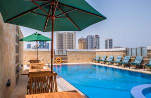 Bazén v ubytování Crystal Plaza Al Majaz Hotel nebo v jeho okolí