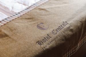 un sac brun avec les mots “commande de naissance” dans l'établissement Albergo Centrale, à San Martino di Castrozza