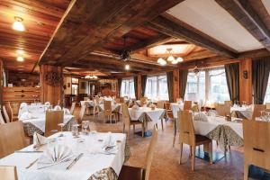 Reštaurácia alebo iné gastronomické zariadenie v ubytovaní Albergo Centrale