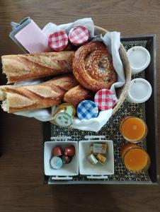 taca z jedzeniem z chlebem i innymi produktami spożywczymi w obiekcie Villa Saint-Germain w mieście Saint-Georges-de-Didonne