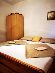 sypialnia z dwoma łóżkami i drewnianą szafką w obiekcie Rooms Silvana w mieście Umag