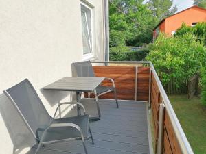 a patio with a table and chairs on a balcony at M-OASE Feeling Design I Küche I Netflix I Balkon in Braunschweig