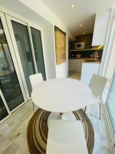 una mesa blanca y sillas blancas en una habitación en Lovely studio, en Marbella