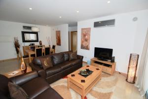 uma sala de estar com um sofá e uma mesa em Whale - Apartment with Wi-Fi and heated pool em São Martinho do Porto