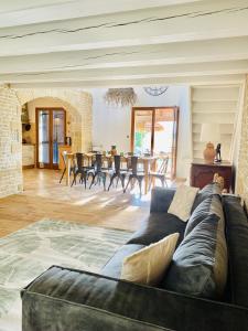 uma sala de estar com um sofá e uma sala de jantar em Maison dans la Drôme em Montélimar