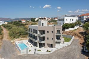 - une vue aérienne sur une maison avec une piscine dans l'établissement Kallistefan, à Kíssamos