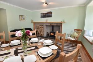 comedor con mesa y chimenea en Newseat, en Huntly