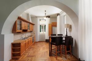 Кухня або міні-кухня у LISTON'S Central Suites