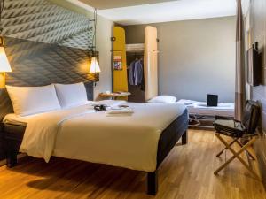 Ibis Sion客房内的一张或多张床位