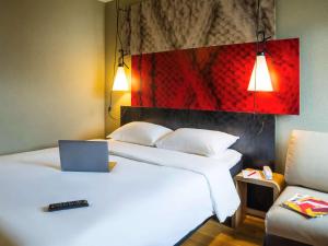 Ibis Sion客房内的一张或多张床位