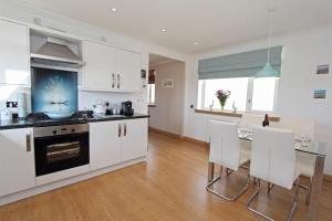 A kitchen or kitchenette at Machair Cottage