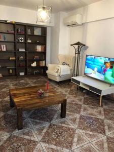 sala de estar con TV y mesa de centro en Apartament Centrale, en Orăştie