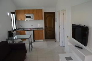 um quarto com uma cozinha e uma sala de estar em Bungalows Santa Clara em Playa del Inglés