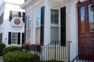 ニューベリーポートにあるEssex Street Inn & Suites, Ascend Hotel Collectionの看板入りの家の玄関