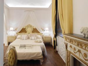 1 dormitorio con 1 cama extragrande y chimenea en The Right Place 4U Roma Savelli Boutique Apartment en Roma