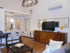 En tv och/eller ett underhållningssystem på The Right Place 4U Roma Savelli Boutique Apartment