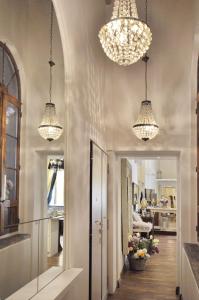 un corridoio con tre lampadari pendenti alle pareti di The Right Place 4U Roma Savelli Boutique Apartment a Roma