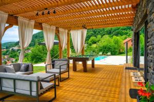 Bazén v ubytovaní Holiday Home Wellspring alebo v jeho blízkosti