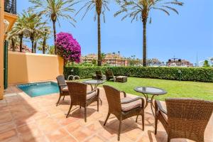 Vonkajšia záhrada v ubytovaní YOLO Spaces - Sotogrande - Puerto Boutique Apartment