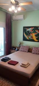Postel nebo postele na pokoji v ubytování Stylish apartment close to Rafina port