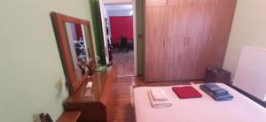Postel nebo postele na pokoji v ubytování Stylish apartment close to Rafina port