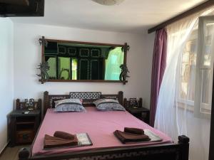 سرير أو أسرّة في غرفة في Villas Sozopol