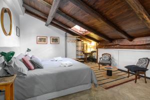 een slaapkamer met een groot bed in een kamer met houten plafonds bij Casa Nora in Rome