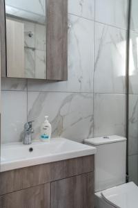 A bathroom at Amazing New Apartment in Skala