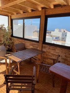 コティージョにあるCasa Natalieのパティオ(テーブル、椅子、窓付)