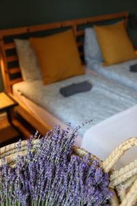 Postel nebo postele na pokoji v ubytování BEM6 ROM-ANTIK - design lakás terasszal a várnál