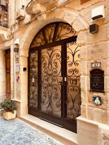 uma grande porta de metal no lado de um edifício em 10 La Ruelle em Valletta