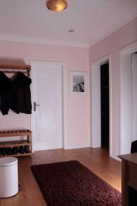 sala de estar con puerta blanca y alfombra en Sonnenschein, en Wenningstedt