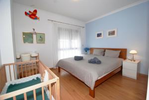 een slaapkamer met een bed met blauwe handdoeken bij Blue Sky - Apartment with roof terrace in Nazaré in Nazaré