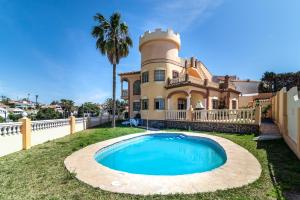una casa grande con piscina frente a ella en LXR Villa El Torreón 5Hab., en Mijas Costa