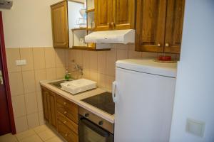 Una cocina con un refrigerador blanco y un fregadero. en Apartments Zdravko, en Rogoznica 41 fotos más