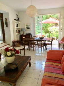 拉波勒的住宿－Villa 10-12 pers centre La Baule 300m de la Mer，客厅配有沙发和桌子