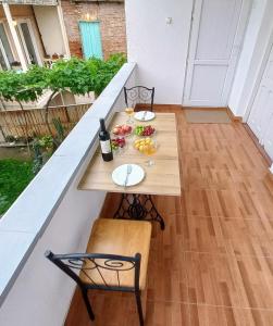 Una mesa en un balcón con un montón de comida. en ApartHotel RioNi, en Kutaisi